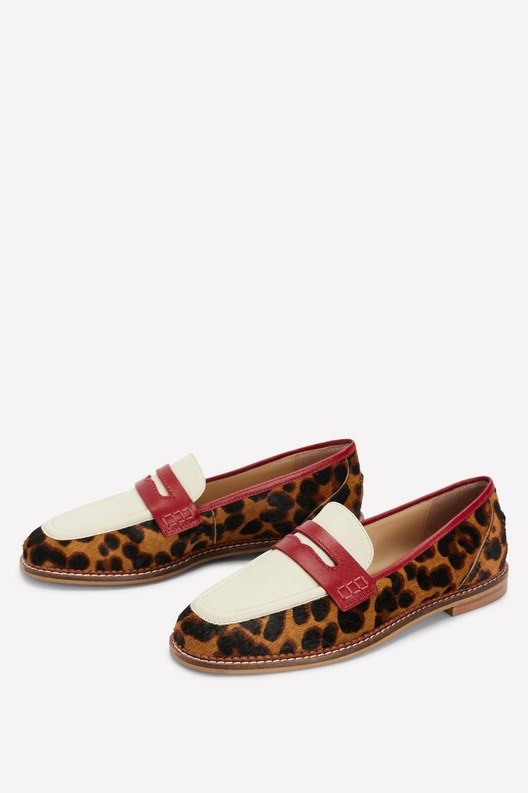 Loafers mit spitz zulaufender Zehenpartie und Leopardenmuster Lederriemen [Vorbestellung]