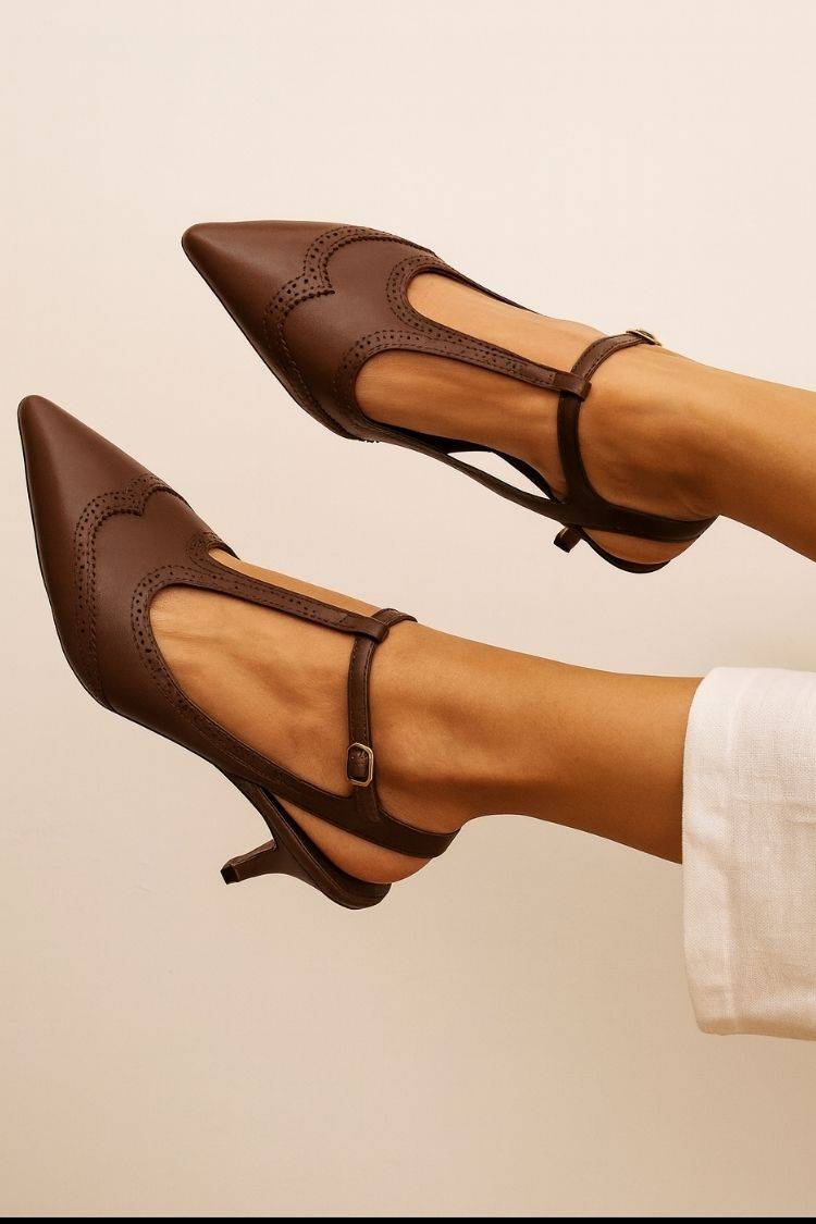 Classiche scarpe con tacco a spillo, cinturino a T, cinturino posteriore in pelle con rifiniture brogue