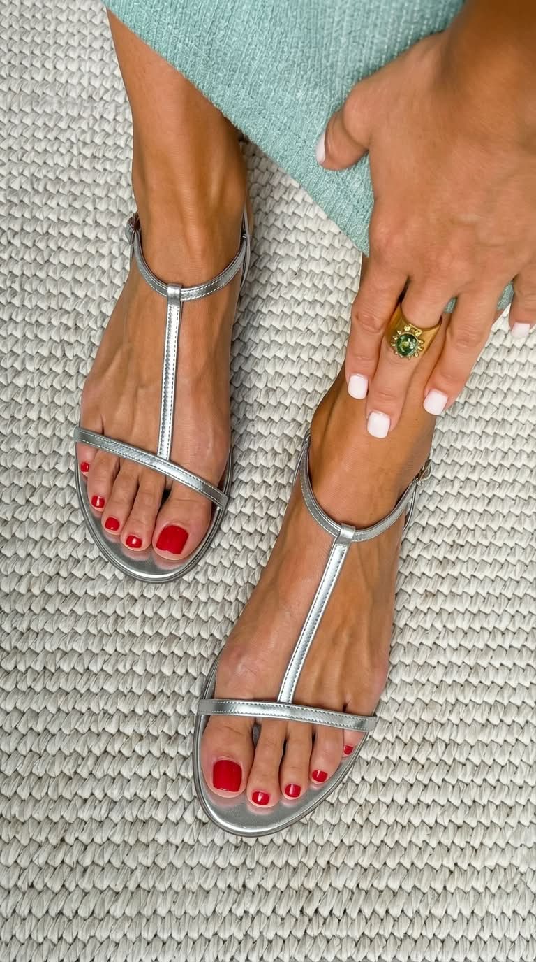 Minimalistische Metallic-Sommer-Sandalen mit T-Riemen und flachem Absatz