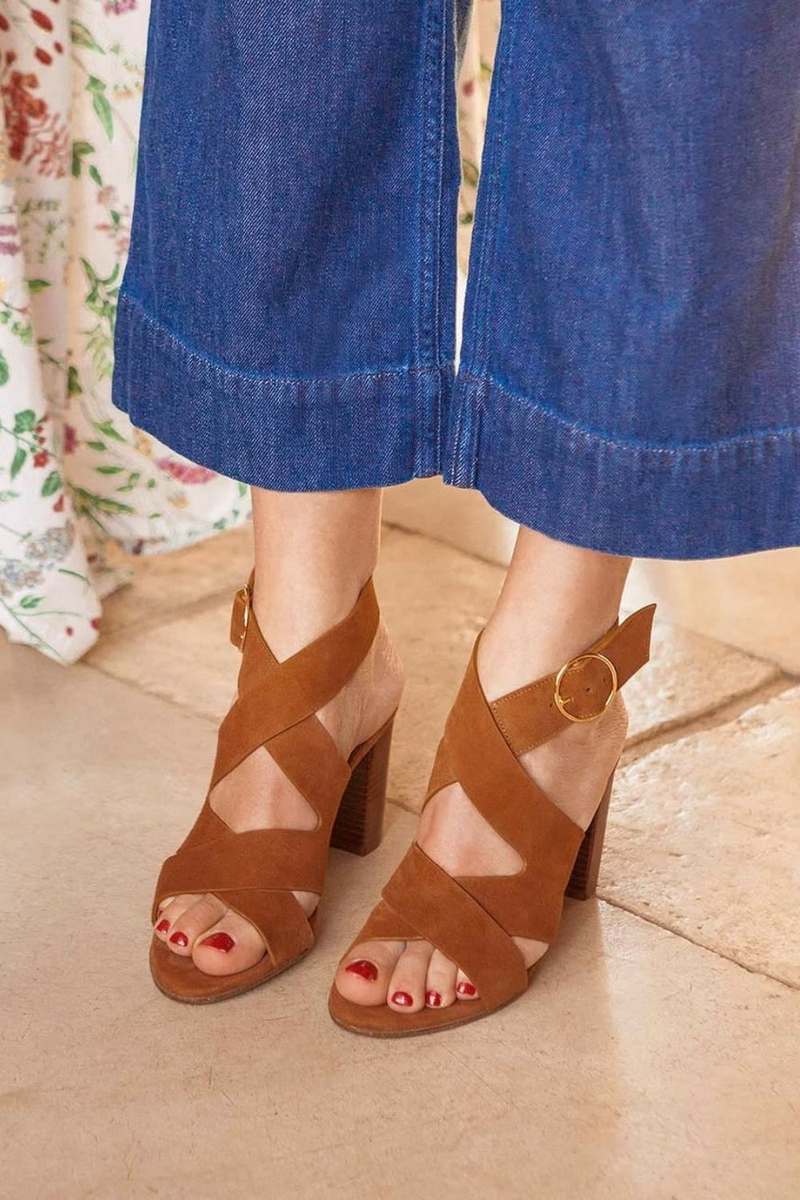 Sandales à talon bloc avec bride croisée en daim [Précommande]