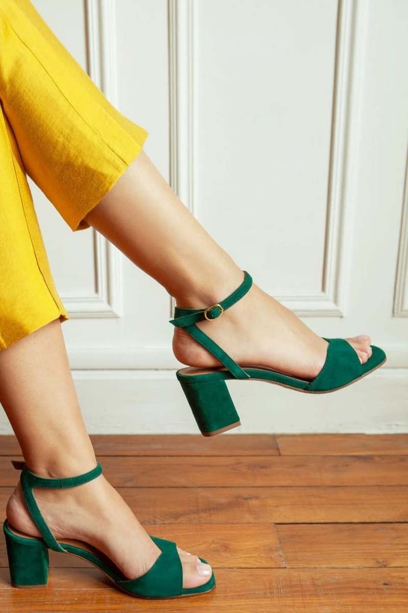 Sandales à talon bloc ouvertes à bout ouvert avec bride cheville en daim [Précommande]