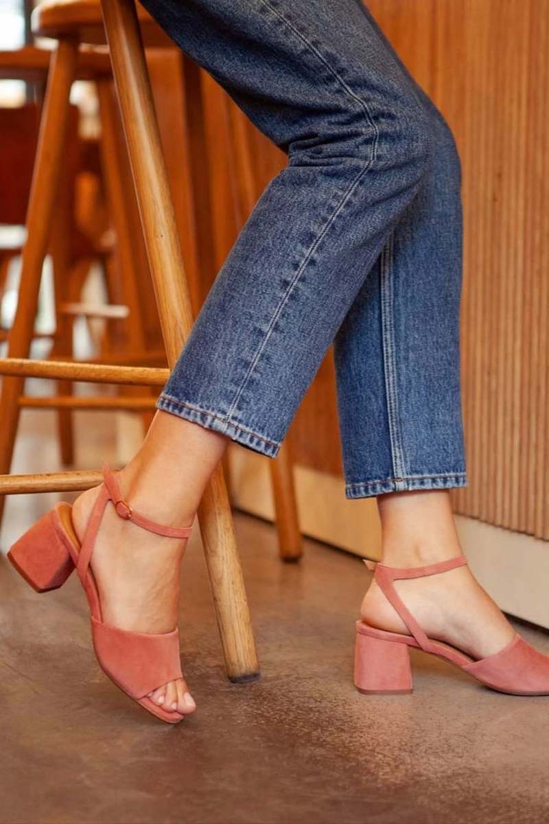 Sandales à talon bloc ouvertes à bout ouvert avec bride cheville en daim [Précommande]