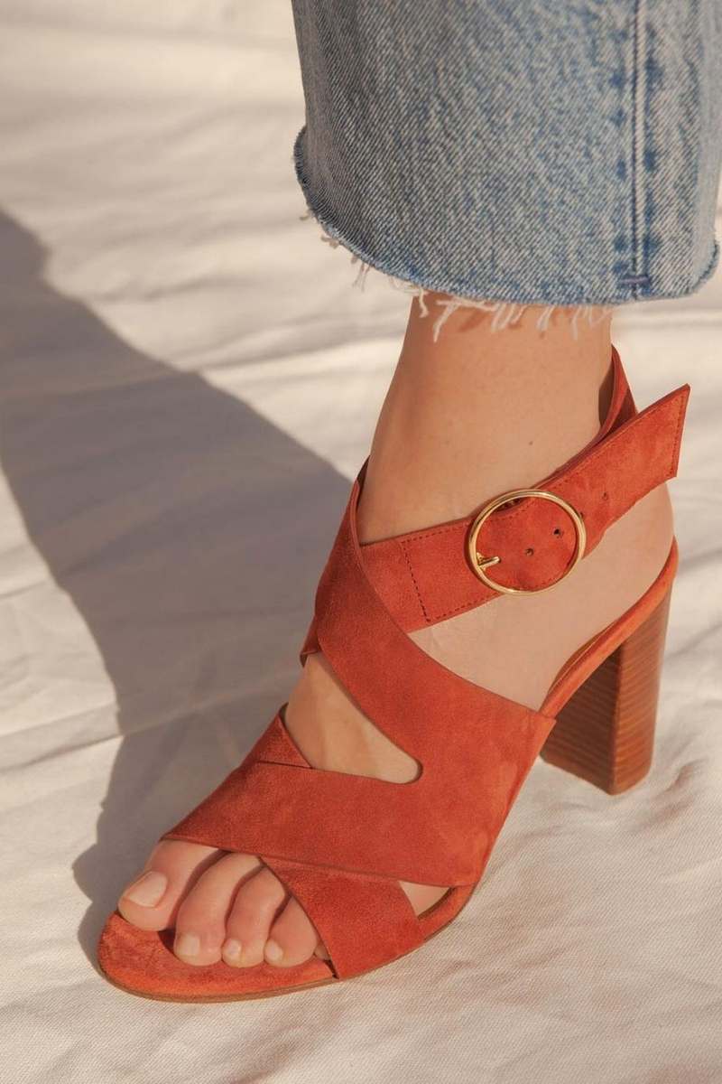 Sandales à talon bloc avec bride croisée en daim [Précommande]