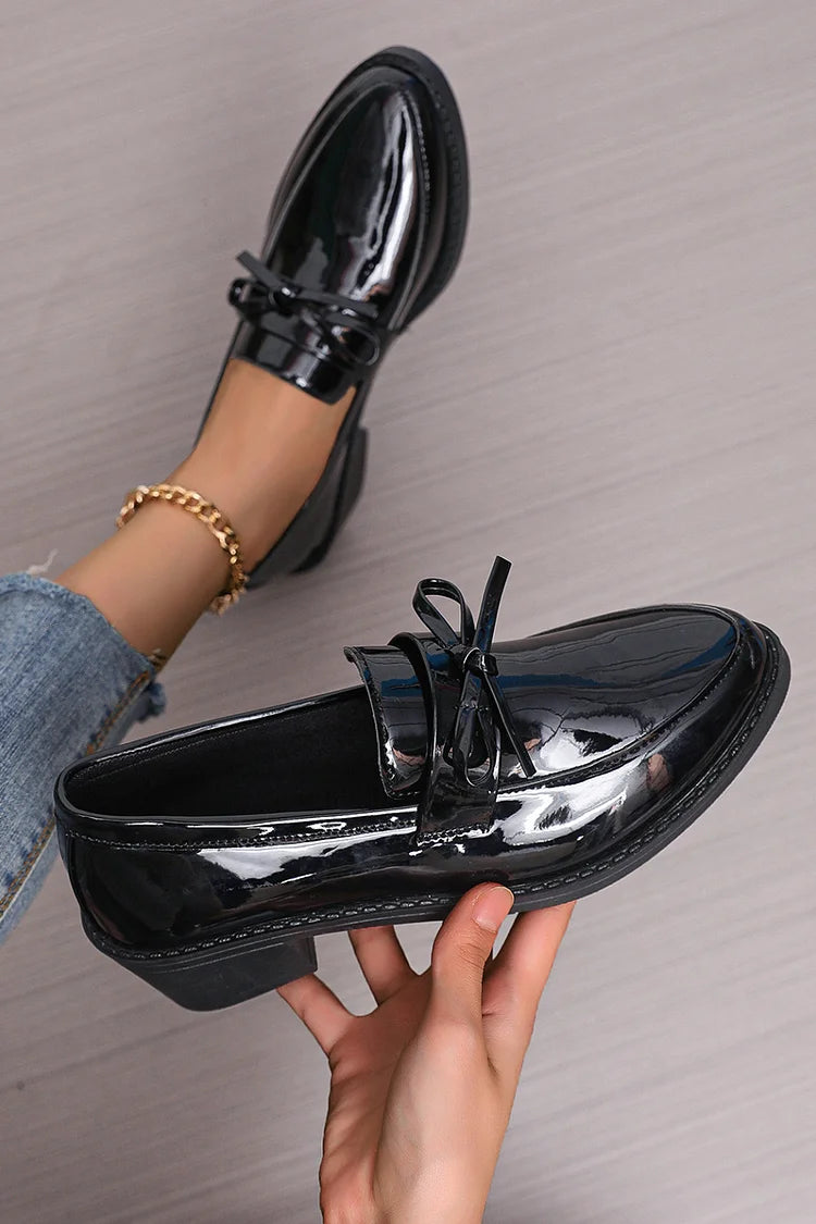 Einfarbige, spitze Zehen-Loafer mit Blockabsatz und Schleifendekor im Patchwork-Stil