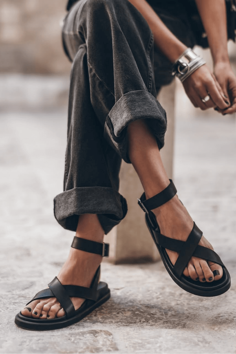 Matte Kunstleder Riemchensandalen mit Überkreuztem Knöchelriemen und Offener Spitze