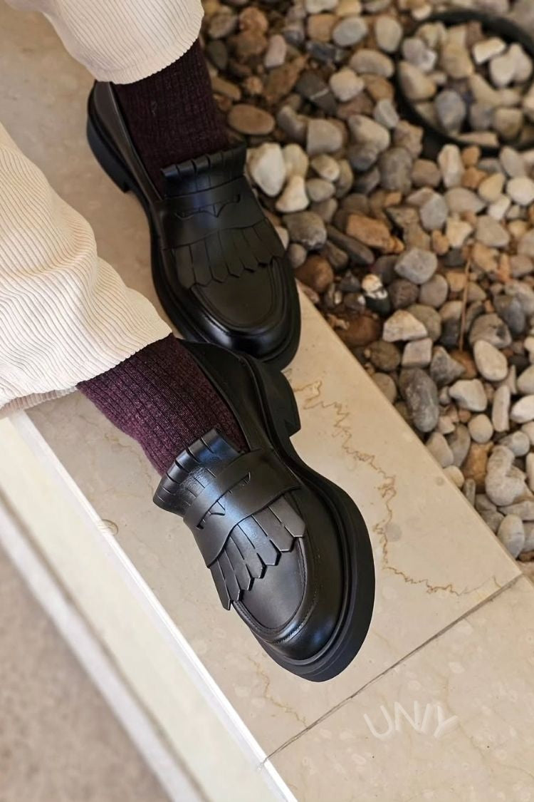 Mocassins chunky à plateforme à bout rond noirs Cusal avec franges [Précommande]