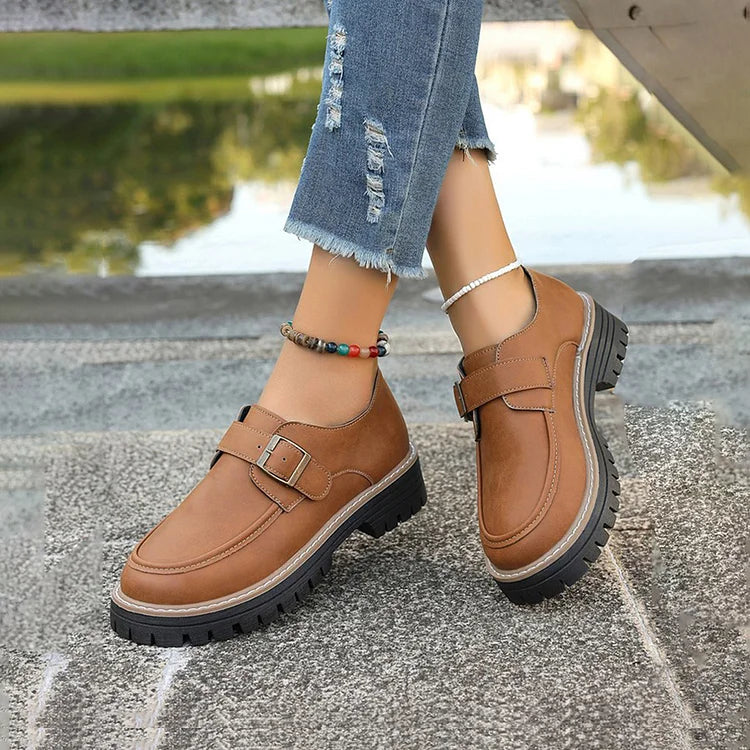 Paski z klamrą w stylu patchwork, mokasyny z okrągłym noskiem w jednolitym kolorze