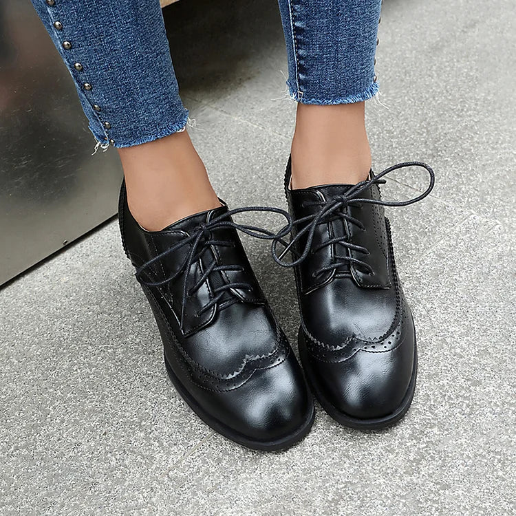 Oxford Brogues com atacadores, biqueira redonda, salto grosso, bloco de cores em patchwork