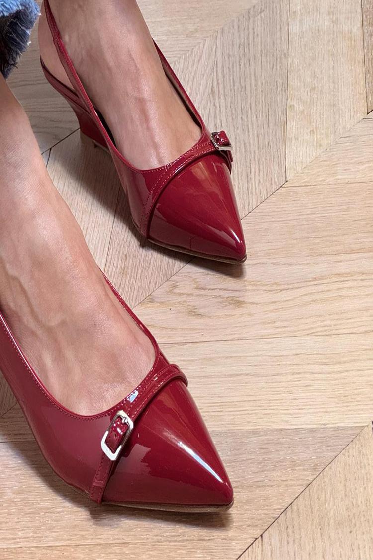 Zeppe rosse con cinturino alla caviglia e fibbia a punta [Pre-ordine]