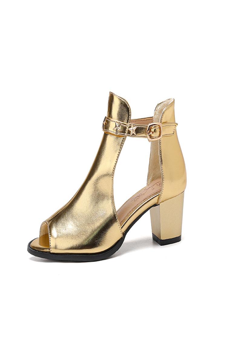 Tacones gruesos con punta abierta y brillo metálico con hebilla y tiras en el tobillo con decoración de estrellas