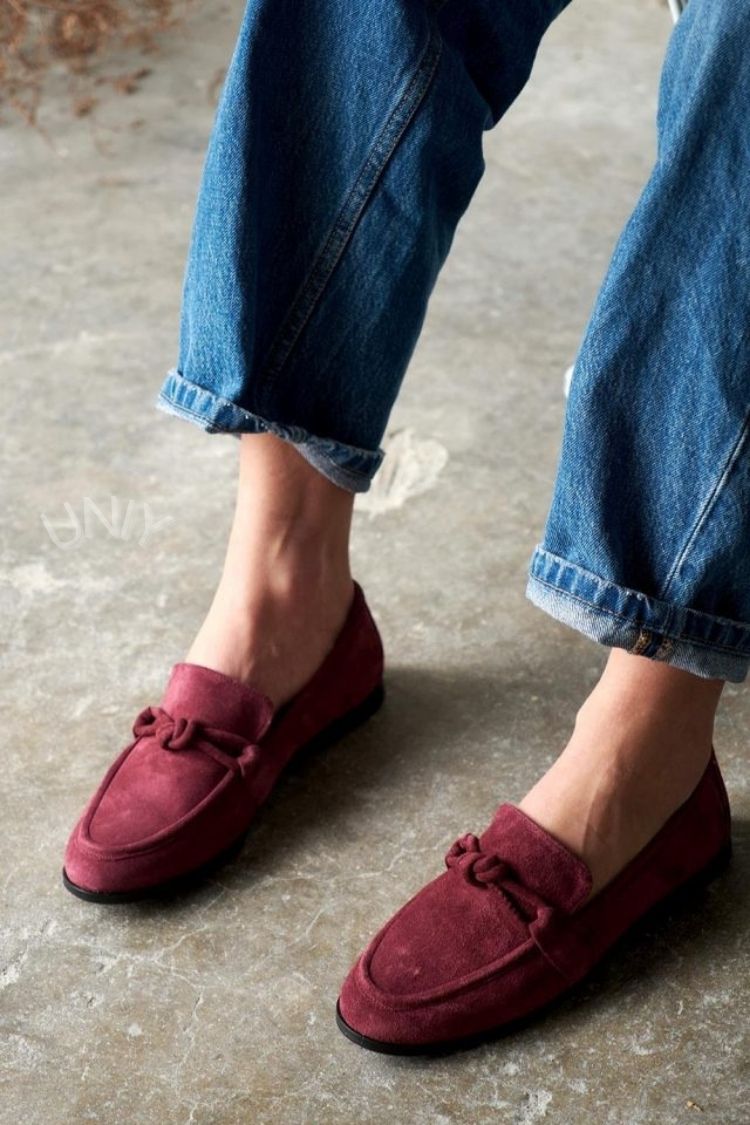 Bordeaux imitatiesuède loafers met knoopdetail en platte zool [Pre Order]