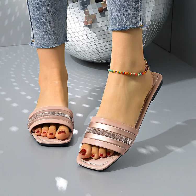 Klapki plażowe z kwadratowym noskiem, ozdobione kolorowymi kryształkami