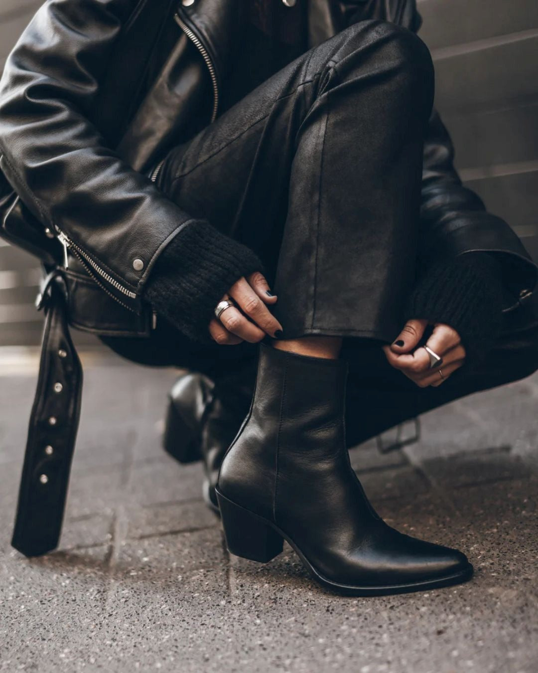 Stivaletti neri eleganti con punta a punta e tacco a blocco [Pre-ordine]