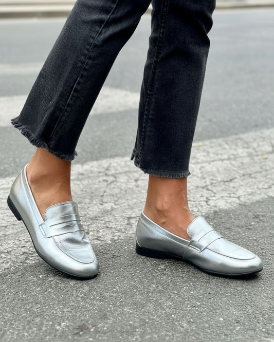 Glänzende silberne PU-Leder Slipper mit rundem Zehenbereich und Penny-Loafer-Design [Vorbestellung]