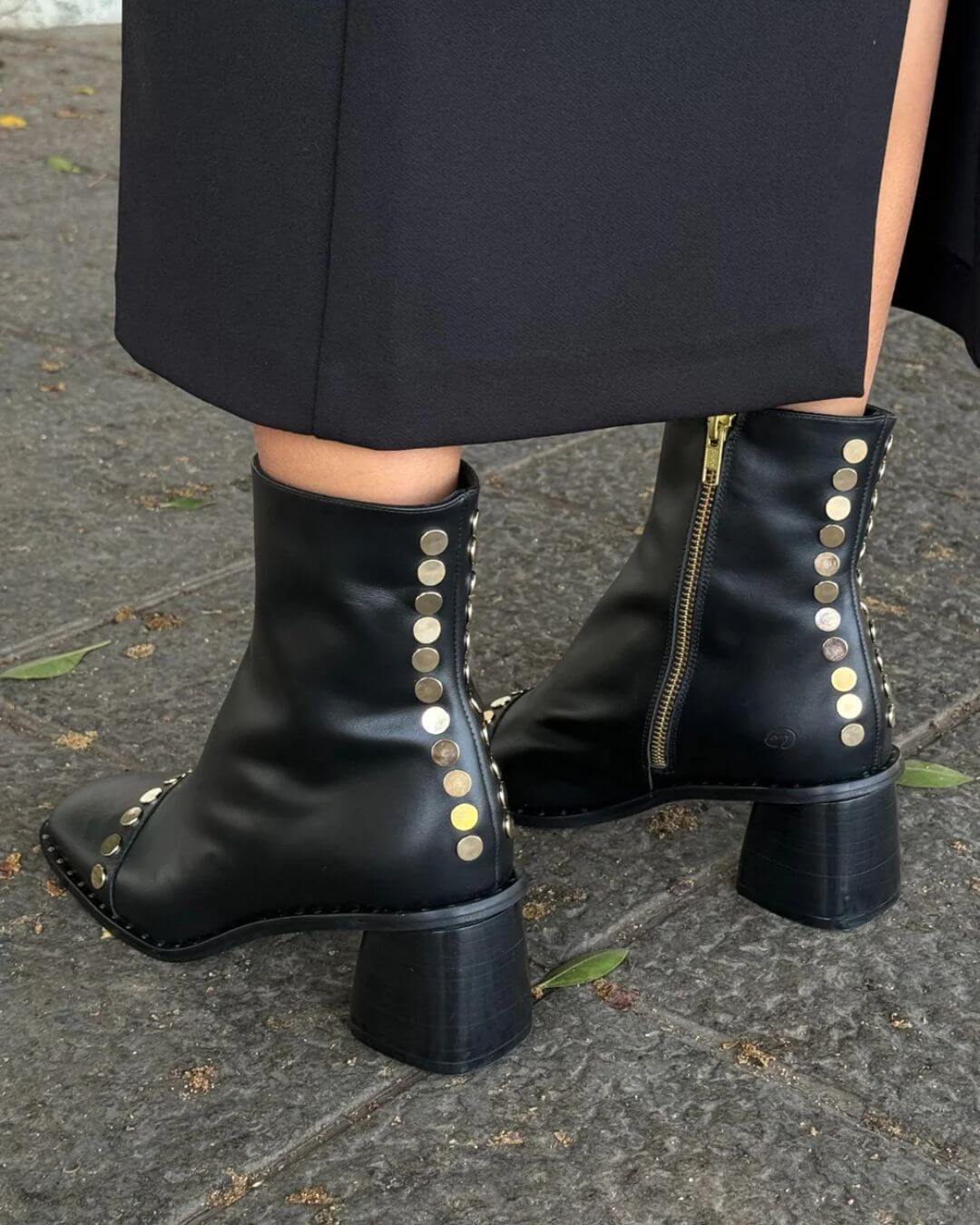 Stivali neri con punta quadrata e dettagli rivettati e tacco a blocco [Pre-ordine] 