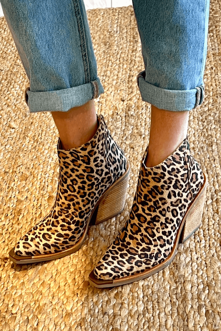 Stiefeletten mit Leopardenmuster und klobigem Absatz