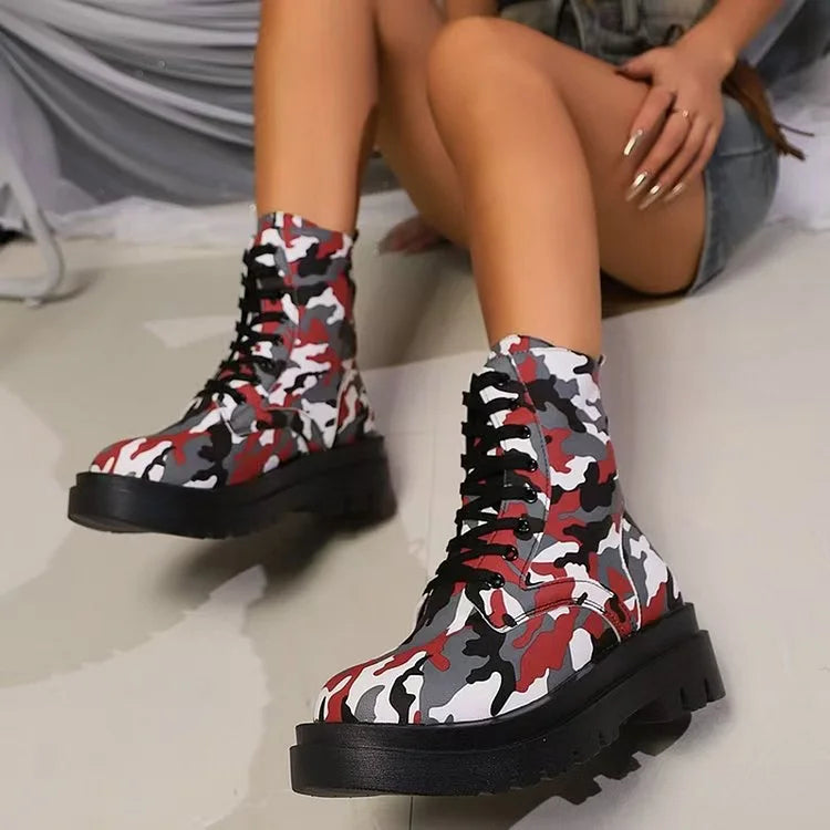 Mittelhohe Schnürstiefel mit Camouflage-Print und runder Zehenpartie und klobigem Absatz