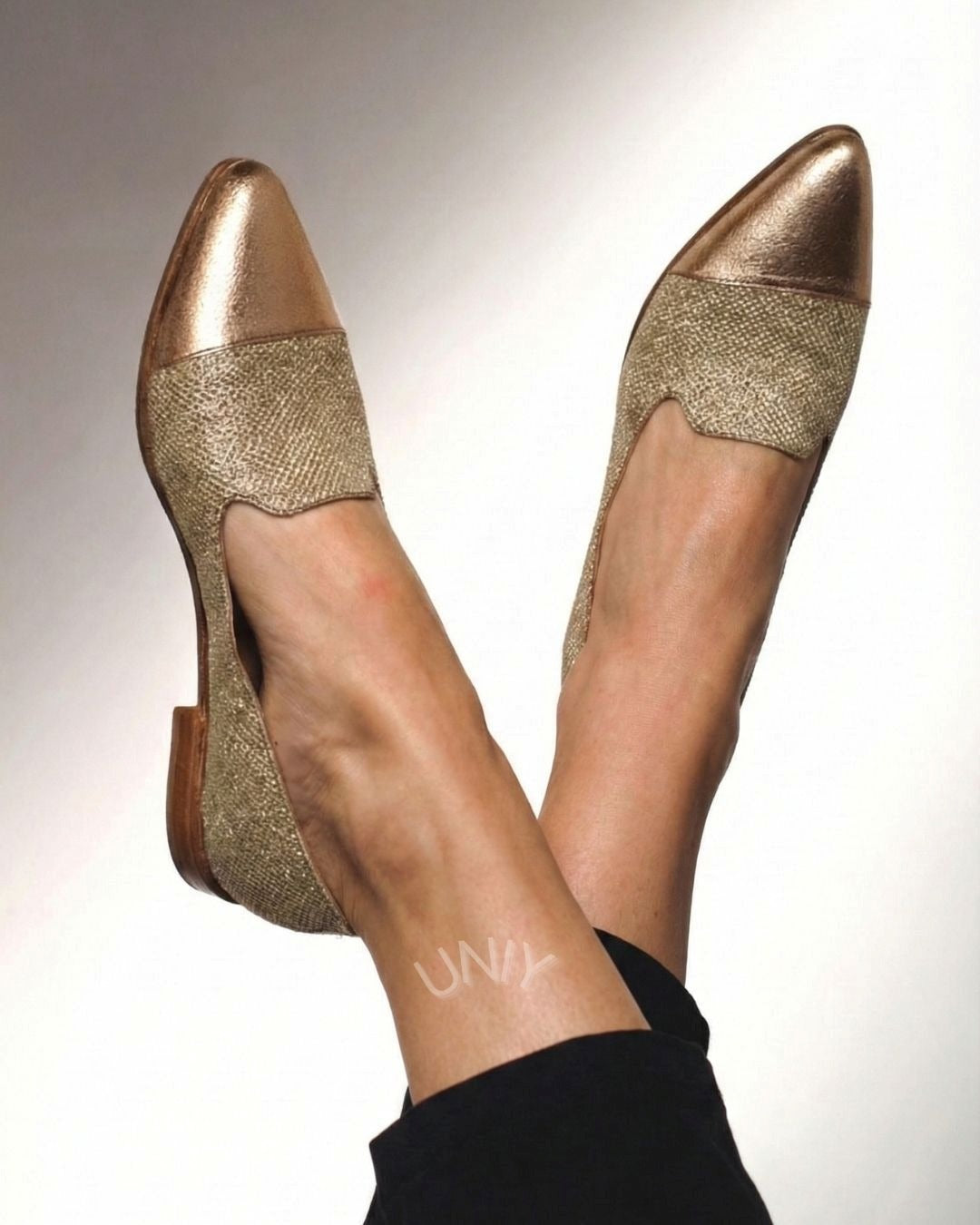 Mocassins Casuais Dourados Metálicos com Biqueira de Bico Apontado Estilo D'Orsay [Pré-venda]