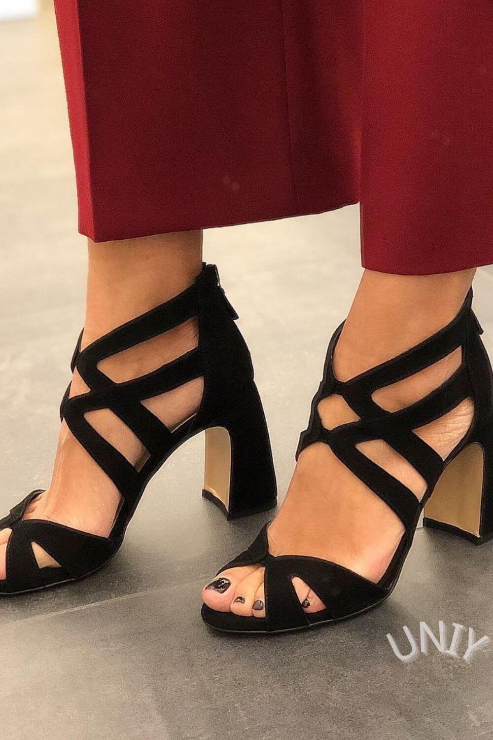 Sandali con tacco a blocco, punta aperta, cinturini incrociati in pelle scamosciata [Pre-ordine]