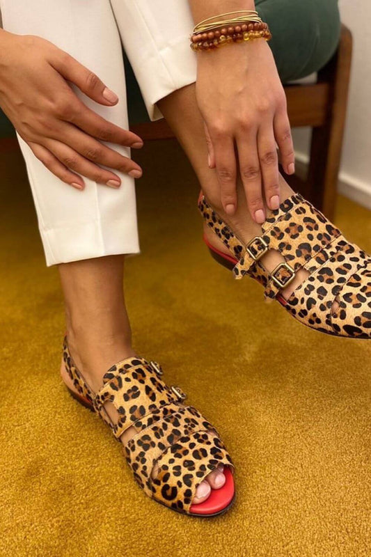 Sandali piatti con doppia fibbia e stampa leopardata [Pre-ordine]