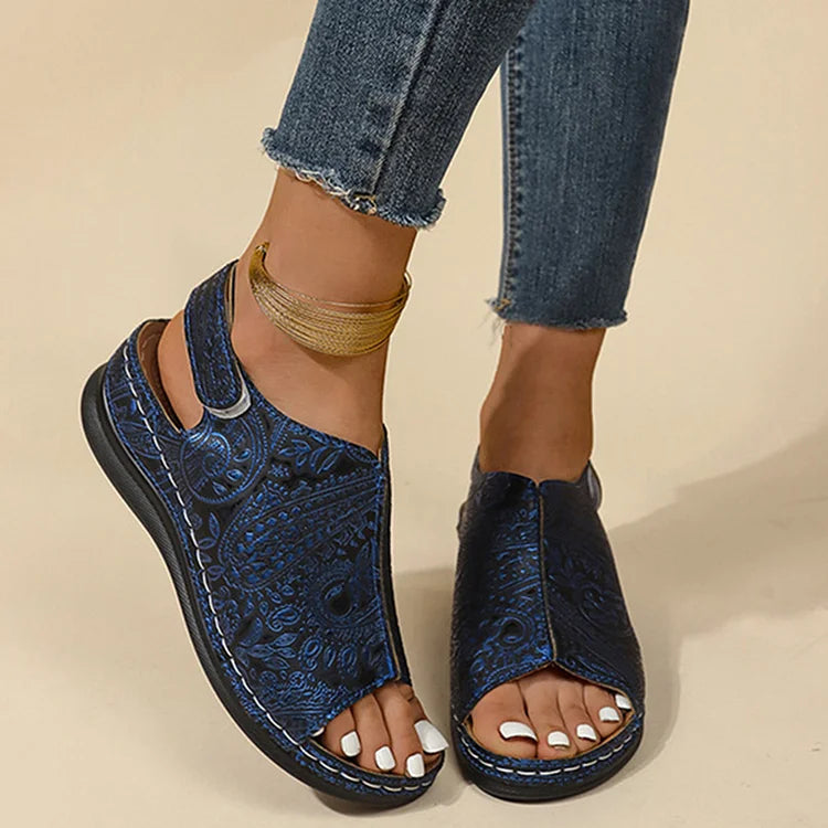 Sandálias tipo slingback com padrão tribal texturizado e bico aberto