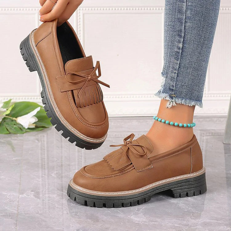 Mocassins de Bico Redondo em Cor Sólida com Franjas Decorativas