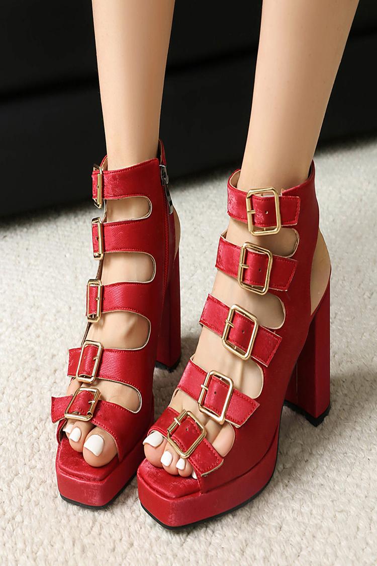 Scarpe con tacco grosso, cinturino posteriore, fibbia e punta quadrata traforata 