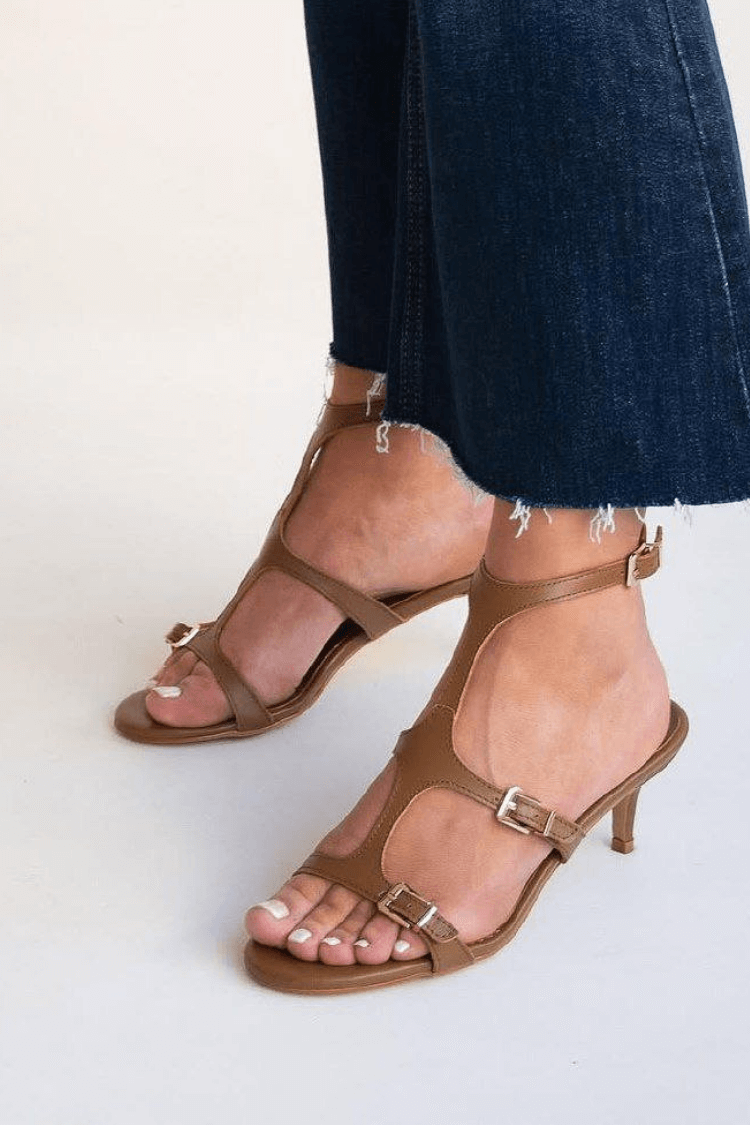 Sandali con tacco a forma di gattino, con tripla fibbia e cinturino in similpelle nera [Pre-ordine]