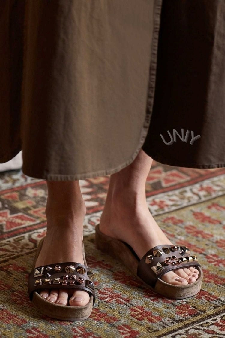 Sandales à plateforme en cuir marron à bride unique cloutée [Précommande]