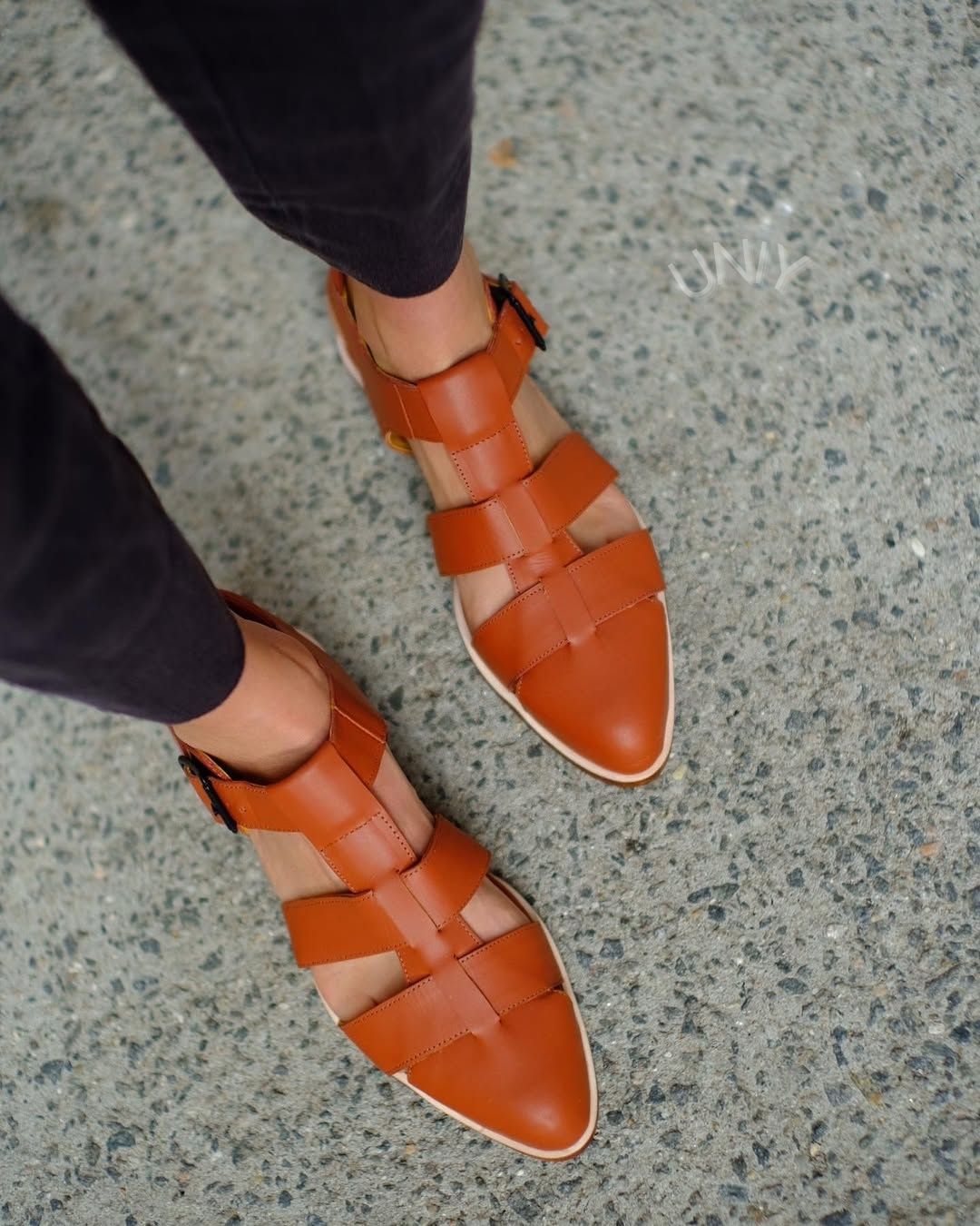 Leren Visserssandaal met Gesp en Spitse Neus voor de Enkel [Vooraf Bestellen]