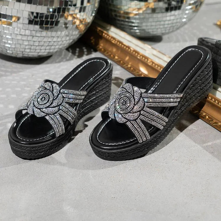 Pantuflas de cuña con punta redonda recortada y decoración de diamantes de imitación con diseño floral 