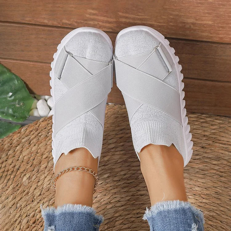 Sneakers casual slip-on con punta rotonda e patchwork con cinturini incrociati