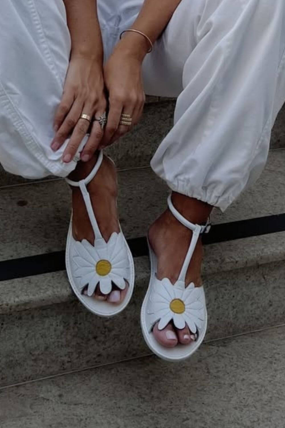 Sandales plates à bride en T en cuir floral avec détail pétale contrasté [Précommande]