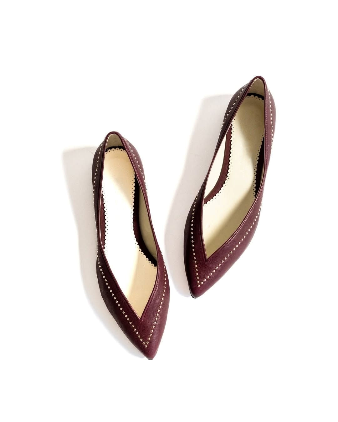 Ballerines bordeaux à bout pointu avec découpe en V et détails cloutés [Précommande]