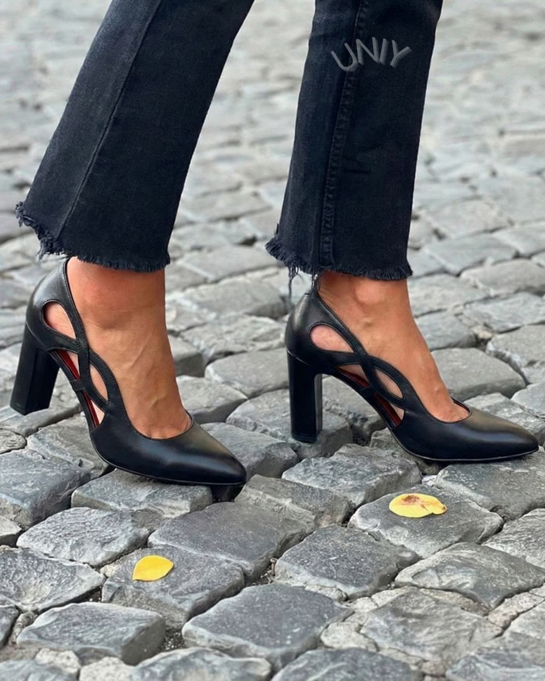 Elegant zwarte leren pumps met spits toelopende neus, uitsnijding en stevige blokhakken