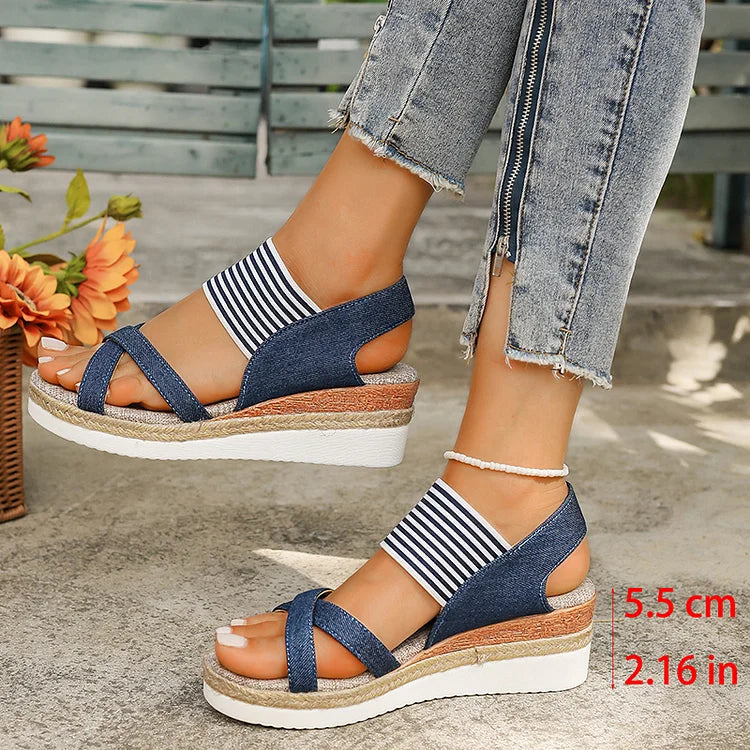 Sandalias de cuña con plataforma y tira trasera cruzada con estampado de rayas 