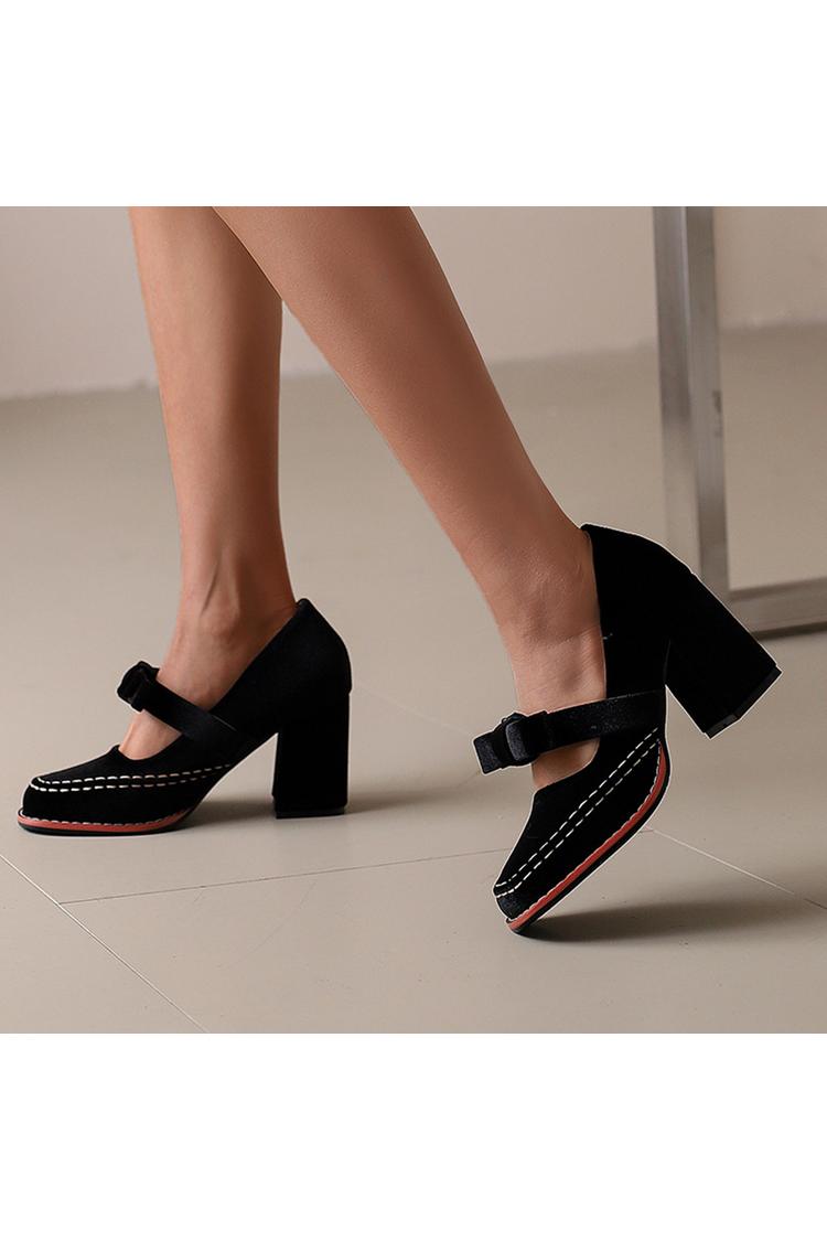 Punta tonda, tacco grosso, cinturino sul collo del piede, dettagli cuciti, fiocco decorativo 