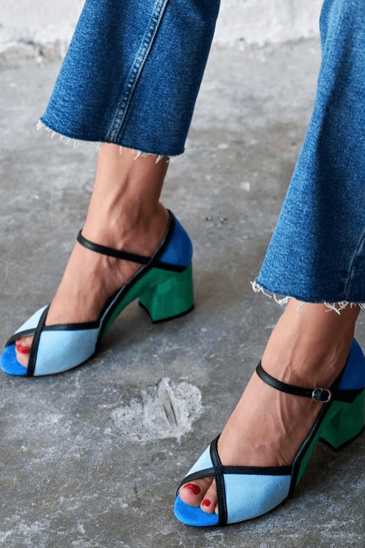 Tacones de aguja con bloques de color y hebilla en T