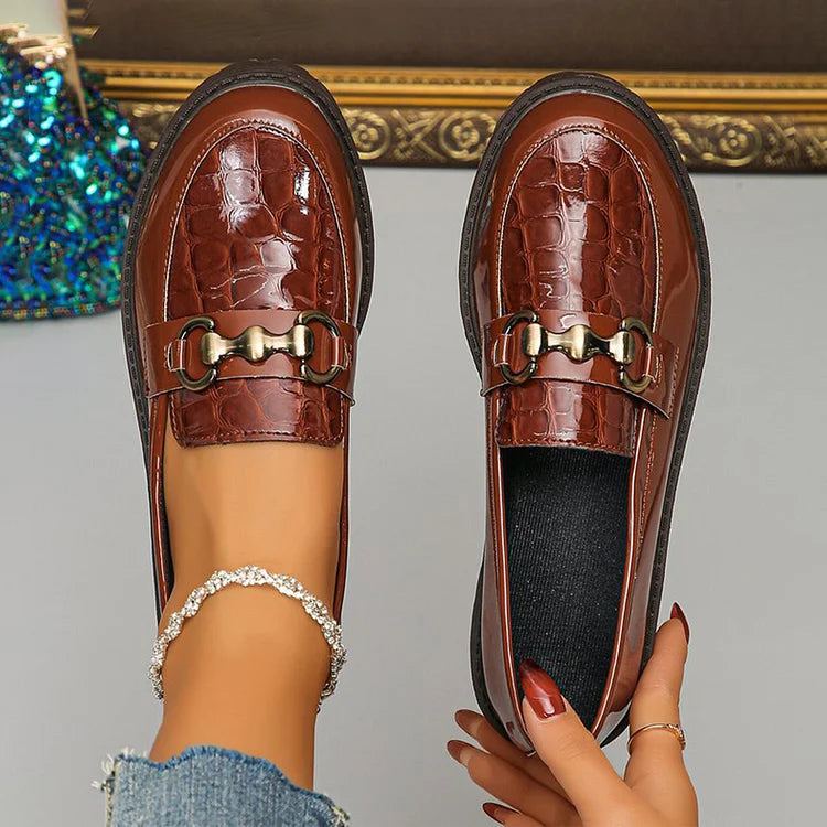Casualowe mokasyny z okrągłym noskiem, ozdobą w postaci metalowej klamry i wzorem krokodyla
