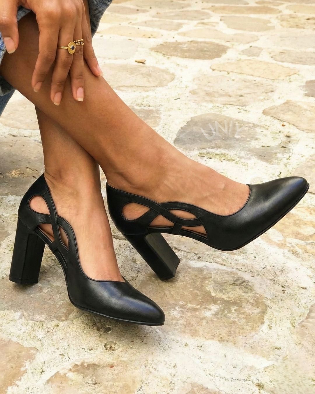 Sapatos Retrô de Couro Preto com Bico Fino, Recorte Lateral Único e Salto Quadrado