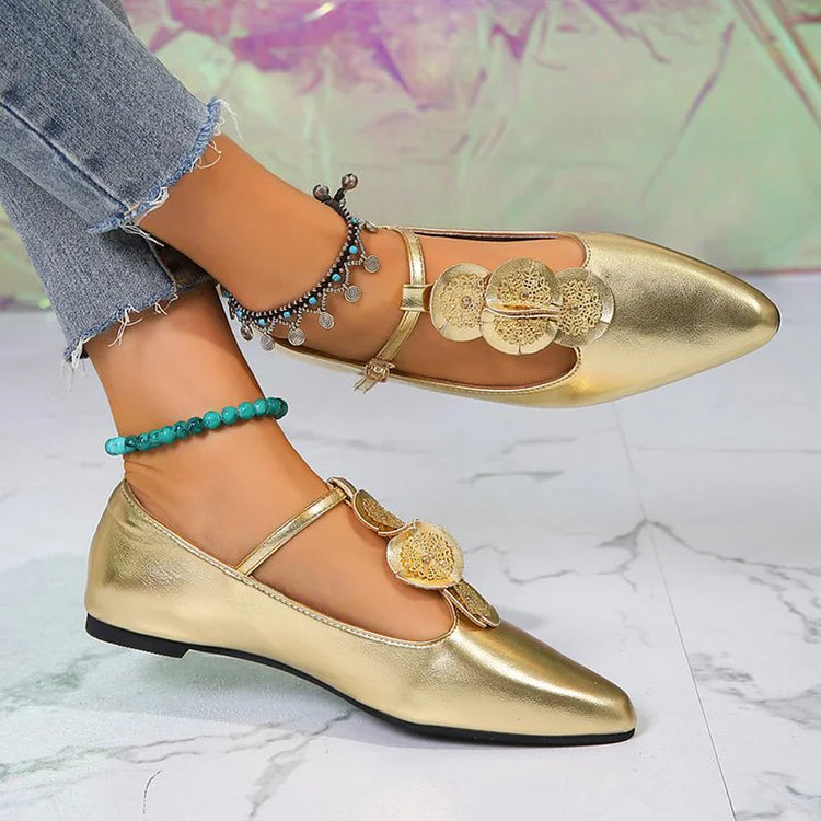 Zapatos planos con punta en punta, hebilla y tiras en T con decoración circular múltiple