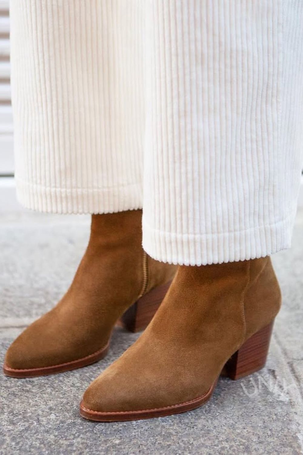 Botines de ante con punta puntiaguda y tacón grueso