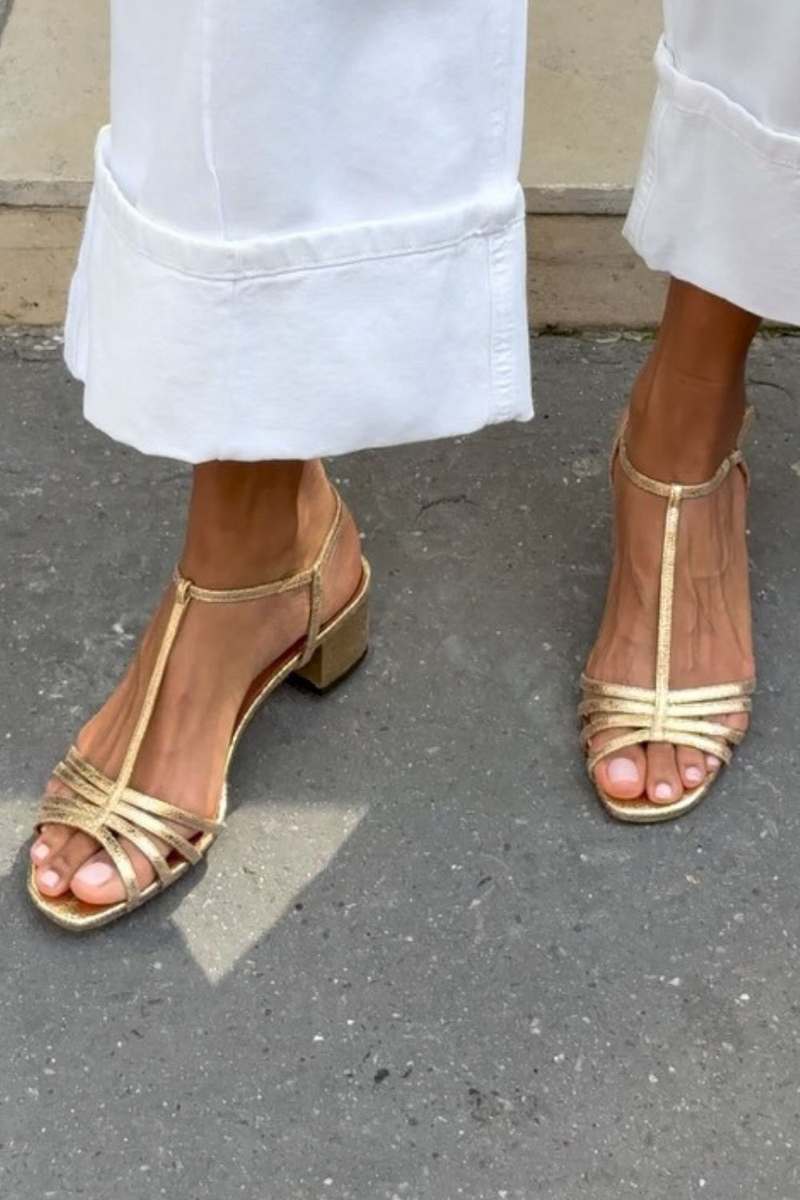 Sandales à talon bloc avec bride en T métallique et boucle [Précommande]