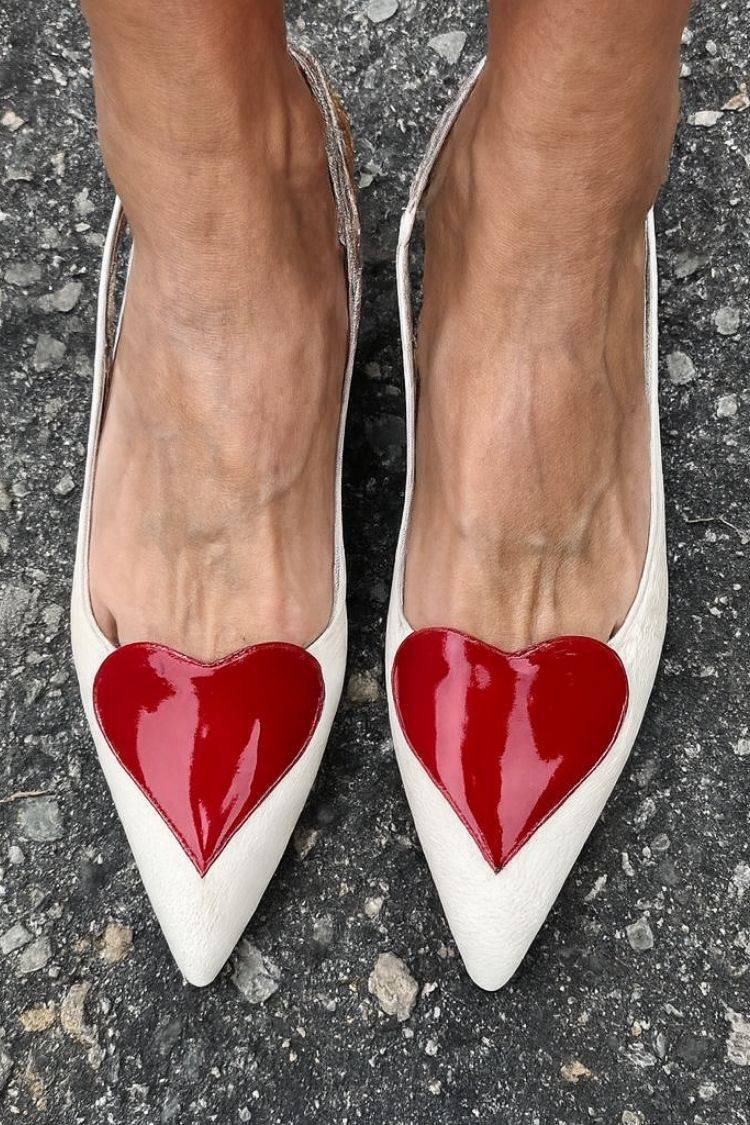 Ballerine bianche a punta con toppa a cuore rosso in similpelle [Pre-ordine]