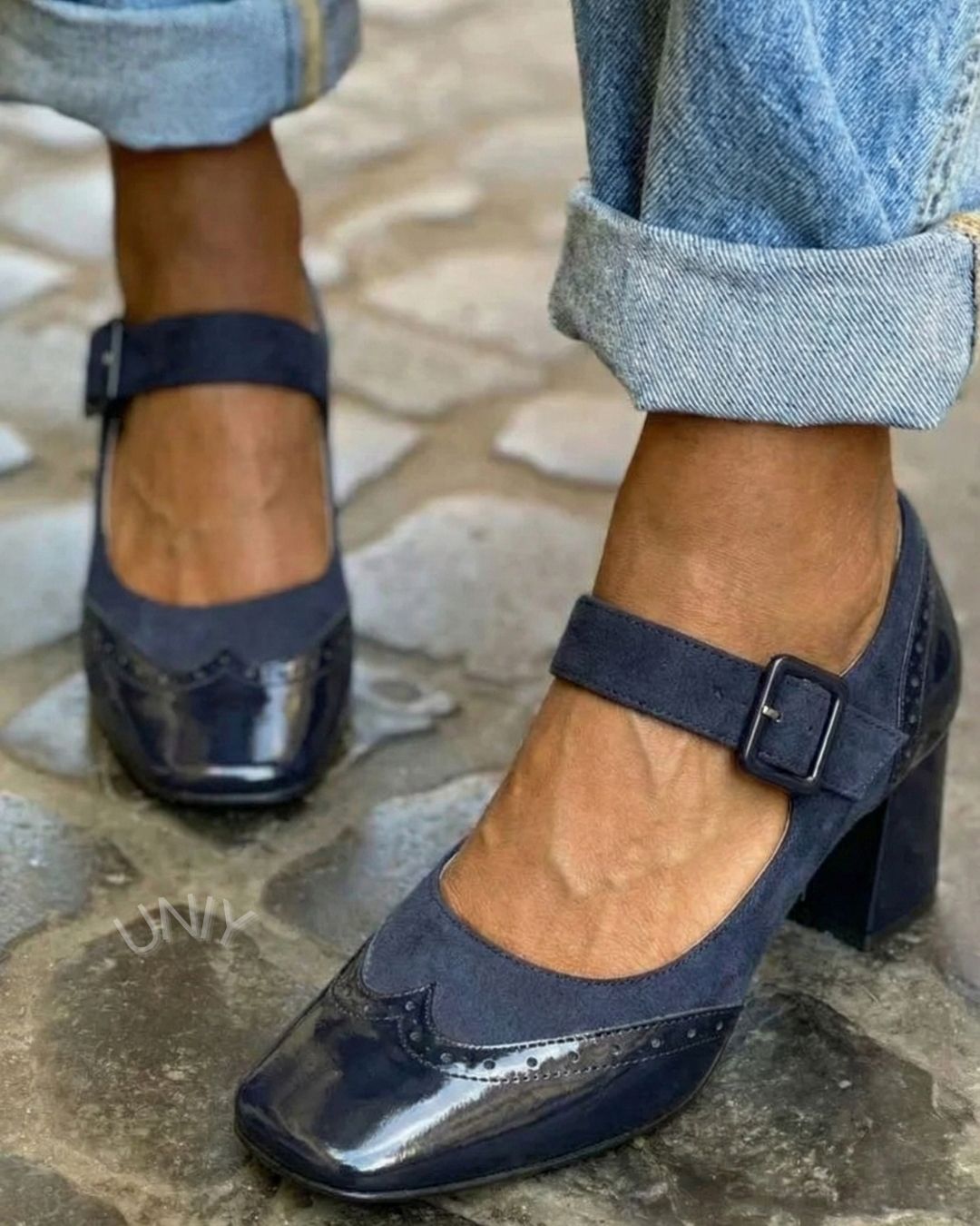 Eleganti sandali con tacco alto e cinturino alla caviglia, color blu navy, con punta quadrata