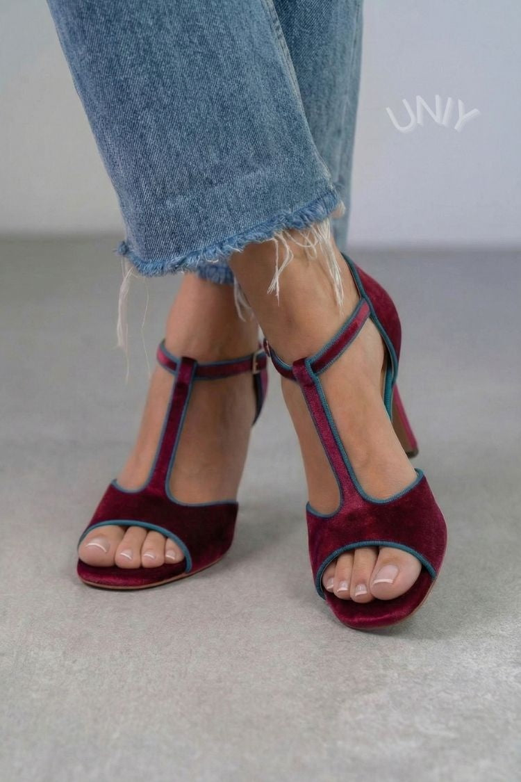 Escarpins élégants bordeaux en velours avec bride en T contrastée et bout ouvert [Précommande]