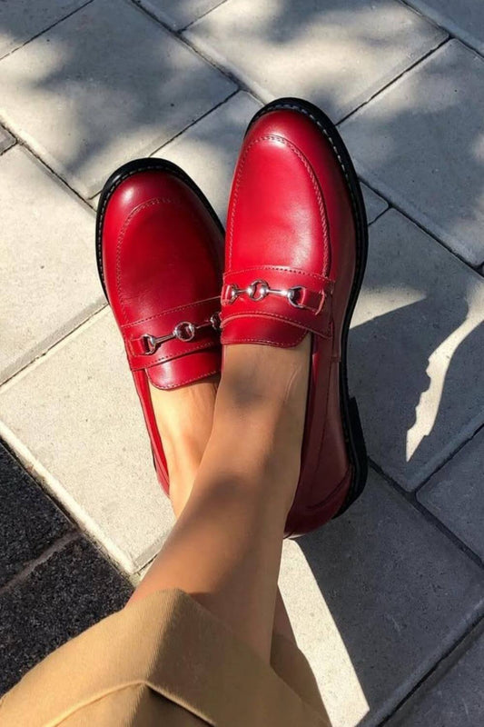 Glänzende rote Horsebit-Dekor Mandelspitzen-Slipper [Vorbestellung]