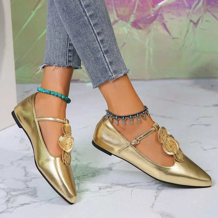 Zapatos planos con punta en punta, hebilla y tiras en T con decoración circular múltiple