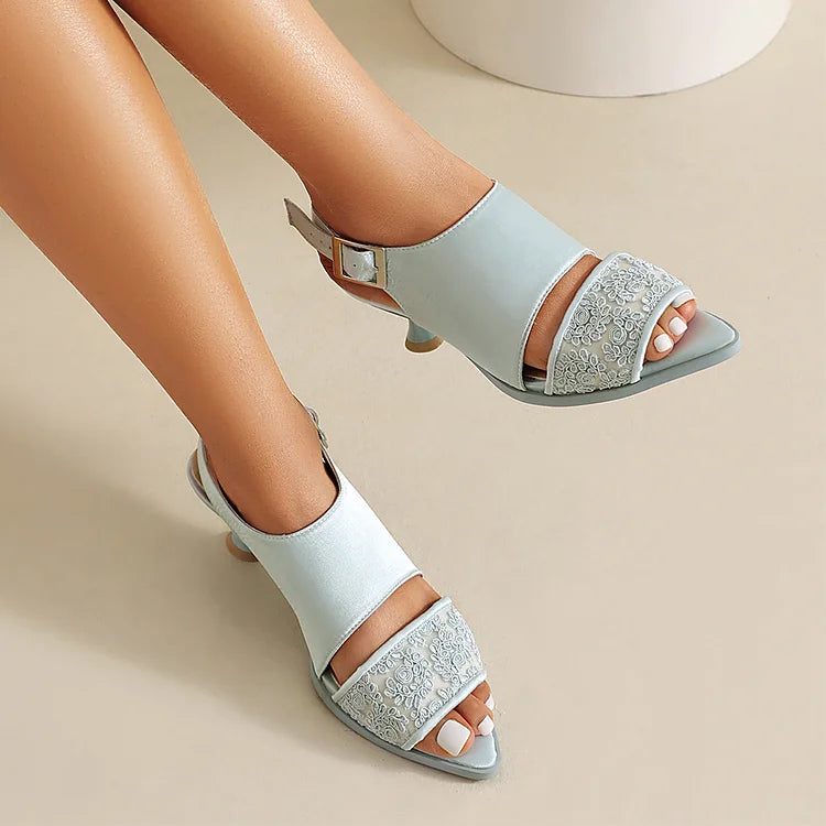 Sandały na obcasie z odkrytymi palcami, wycięciami i kwiatowym wzorem, z paskiem na pięcie