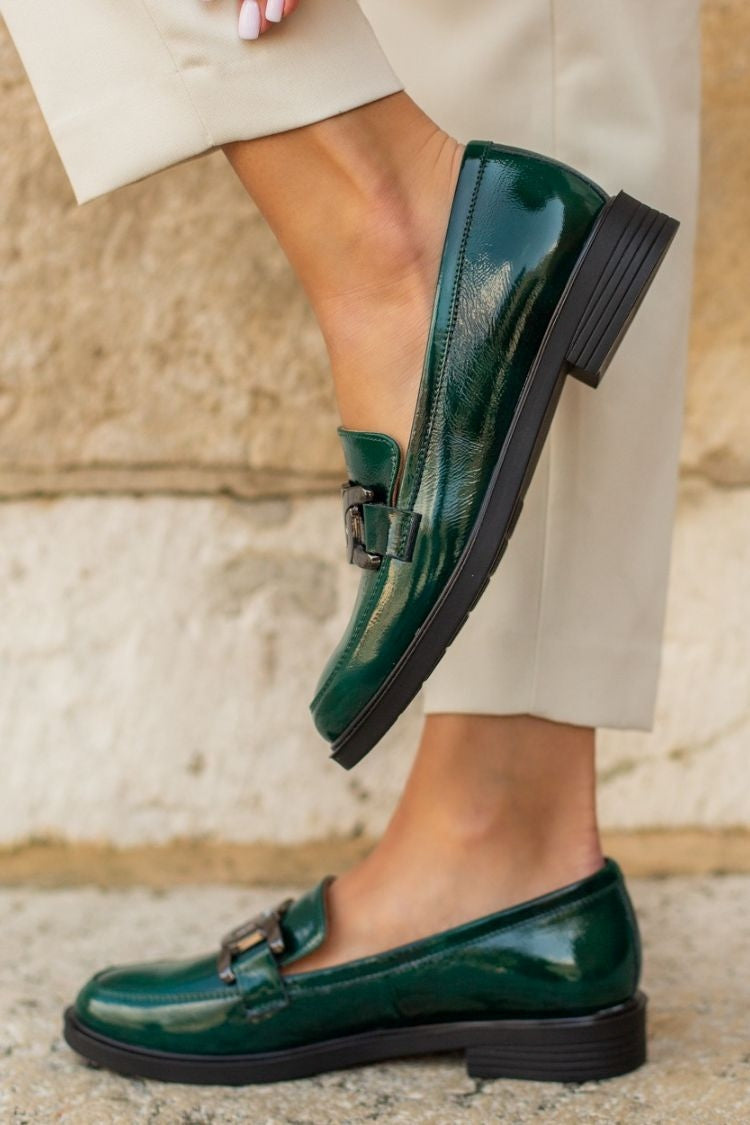 Donkergroene lakleren loafers met metalen gesp en dikke zool [Pre-order]